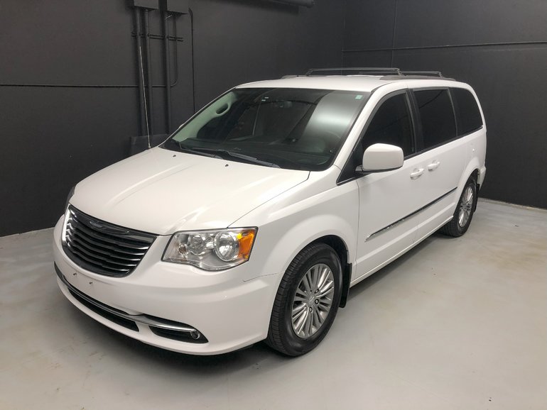 2016 Chrysler Town & Country Touring w-Leather > Selling AS IS, AS TRADED