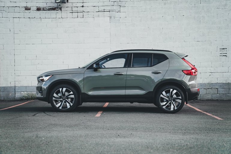 2025 Volvo XC40 B5 AWD Ultra Dark Theme