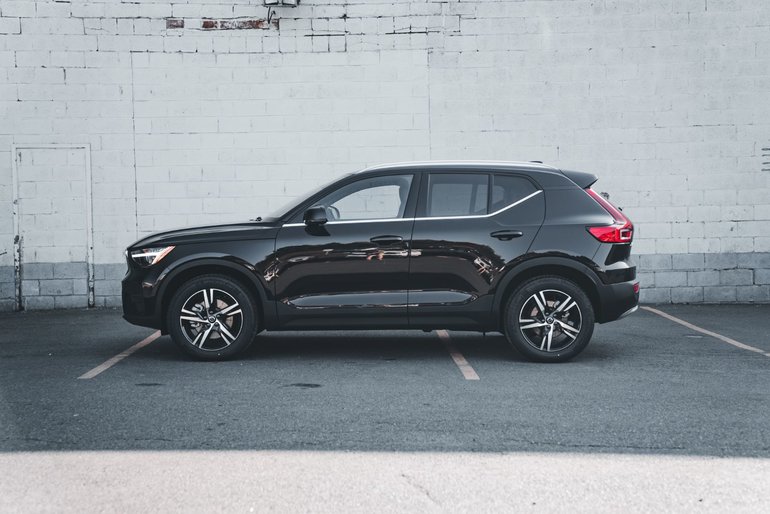 2025 Volvo XC40 B5 AWD Core Bright Theme