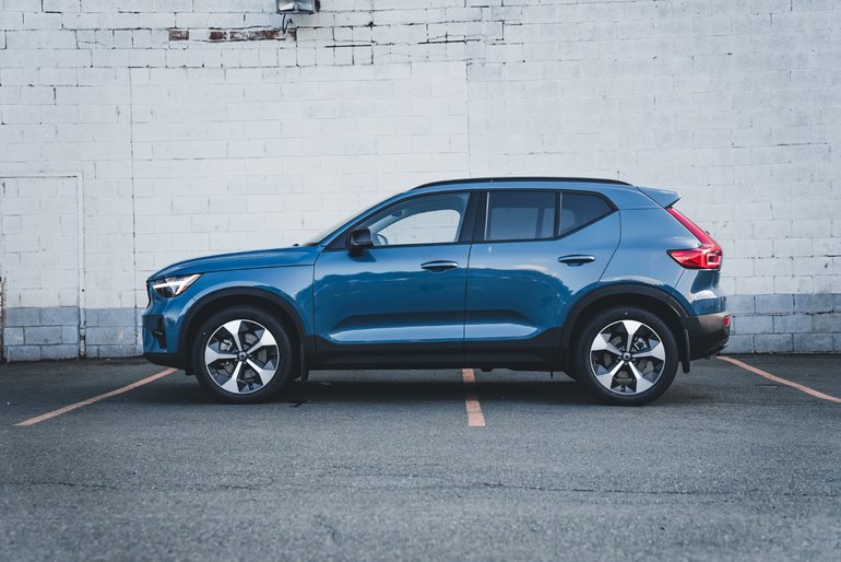 2025 Volvo XC40 B5 AWD Plus Dark Theme