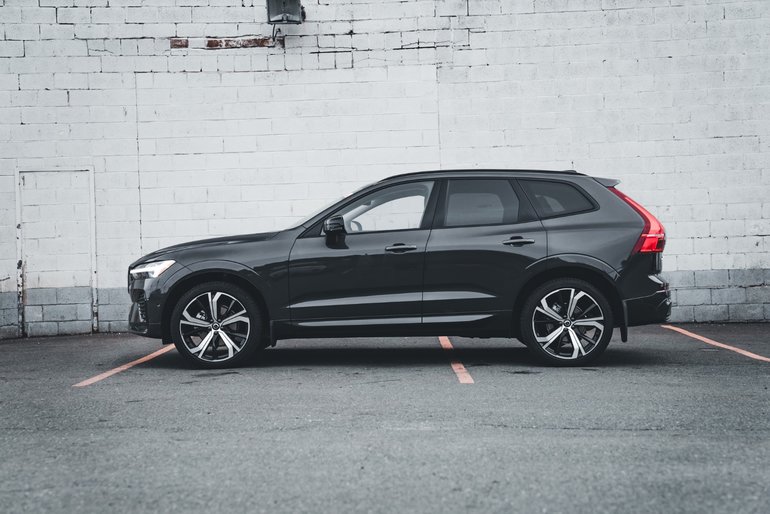 2025 Volvo XC60 B5 AWD Ultra Dark Theme