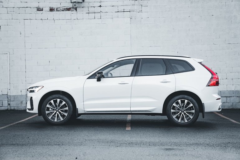 2025 Volvo XC60 B5 AWD Core Dark Theme