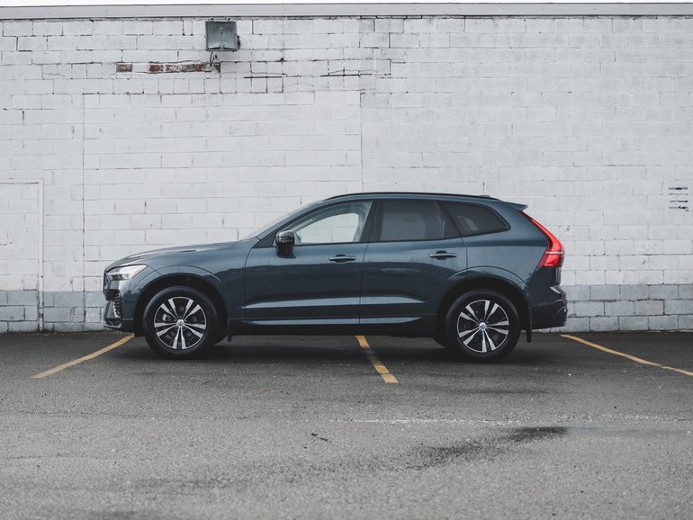 2025 Volvo XC60 B5 AWD Core Dark Theme