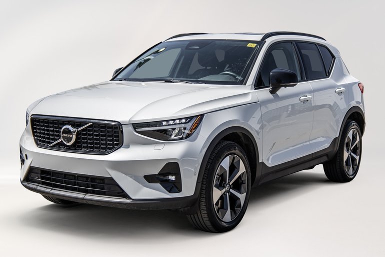 Volvo XC40 B5 AWD Plus Dark Theme 2025