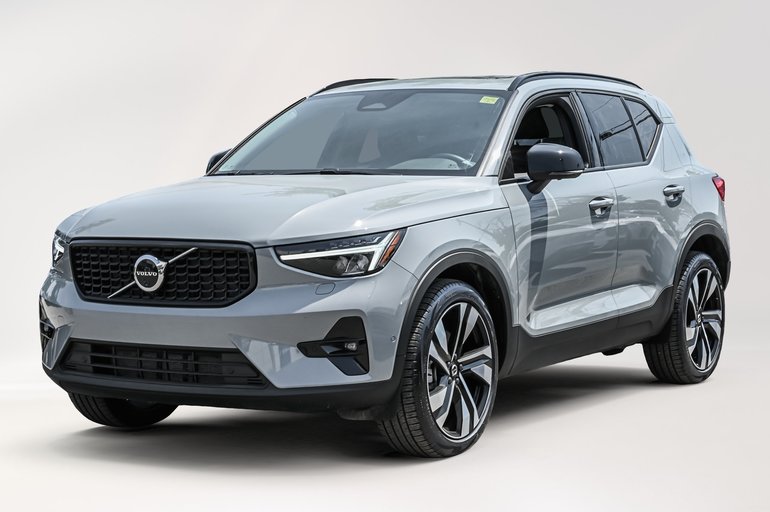 Volvo XC40 B5 AWD Plus Dark Theme 2025