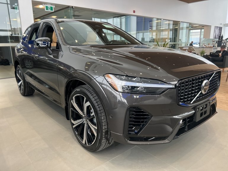 2025 Volvo XC60 Plug-in Hybrid Ultra Dark Theme