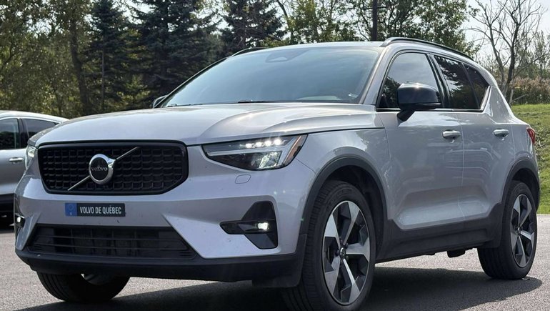Volvo XC40 Plus Dark B5 2023 à Québec, Québec - w770h435cpx