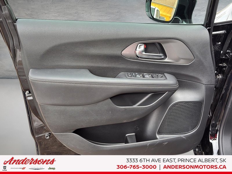 2025 Chrysler Grand Caravan SXT 3.6L Pentastar V6 / Dual Power Sliding Doors / Stow ’n Go Seating