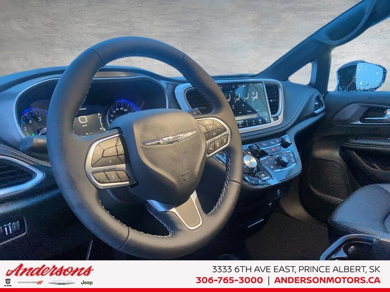 2026 Chrysler Pacifica SELECT AWD 3.6L Pentastar V6 AWD / 100th Anniversary Edition / Uconnect Theater Family Group II