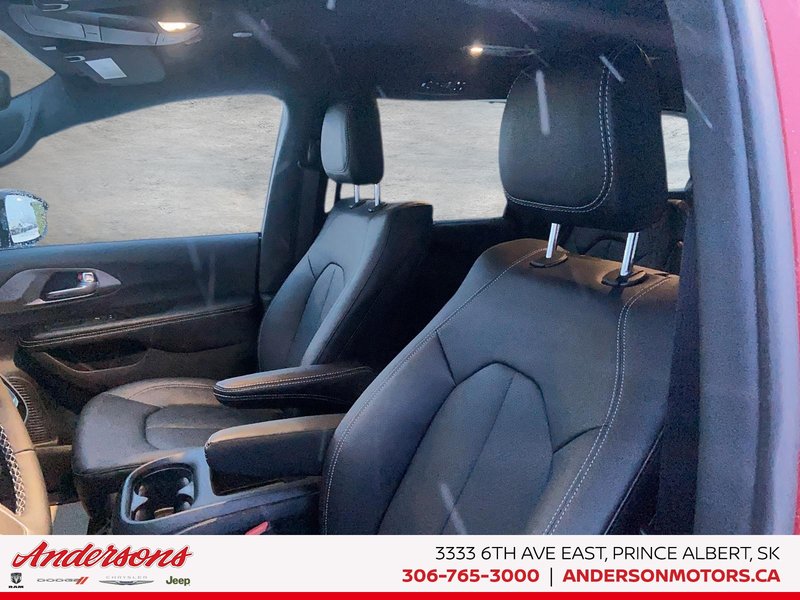 2026 Chrysler Pacifica SELECT AWD 3.6L Pentastar V6 AWD / 100th Anniversary Edition / Uconnect Theater Family Group II