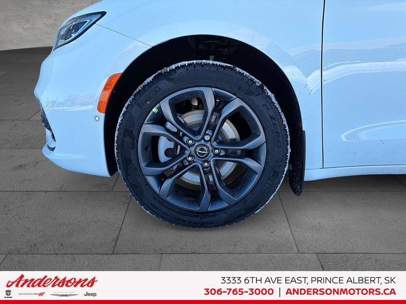2026 Chrysler Pacifica SELECT AWD 3.6L Pentastar V6 AWD / 100th Anniversary Edition / Uconnect Theater Family Group II