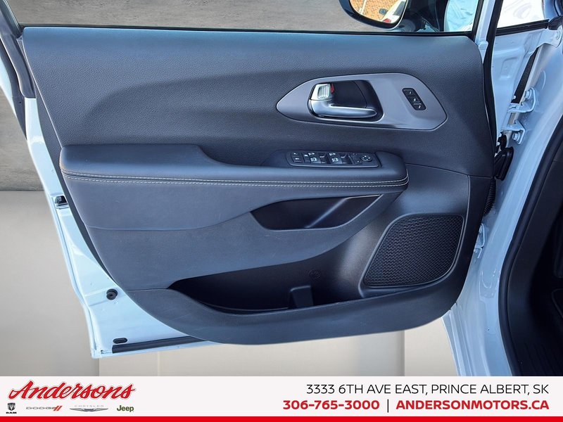 2026 Chrysler Pacifica SELECT AWD 3.6L Pentastar V6 AWD / 100th Anniversary Edition / Uconnect Theater Family Group II
