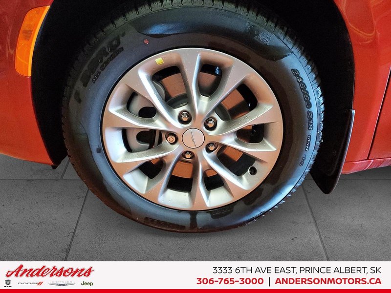 2027 Chrysler Pacifica SELECT AWD 3.6L V6 / Stow 'n Go / 360 Camera / ParkSense Assist