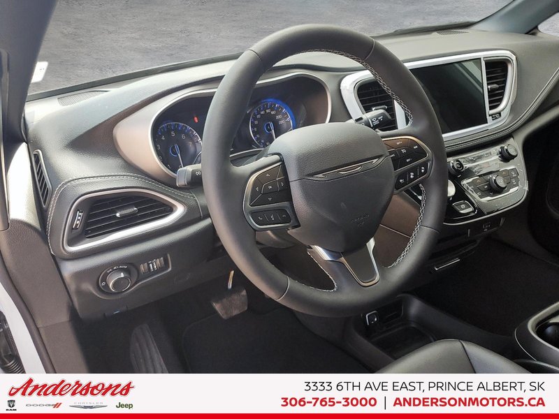 2027 Chrysler Pacifica Select Parksense / Rear HVAC / Heated Seats