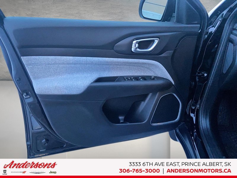 2026 Jeep Compass NORTH Heated Seats & Wheel / 10.1-Inch Uconnect NAV