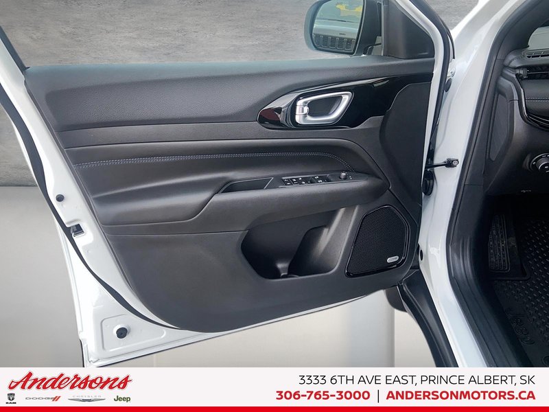 2026 Jeep Compass NORTH Altitude Special Edition / Dual-Pane Panoramic Sunroof / 10.1-Inch Uconnect NAV
