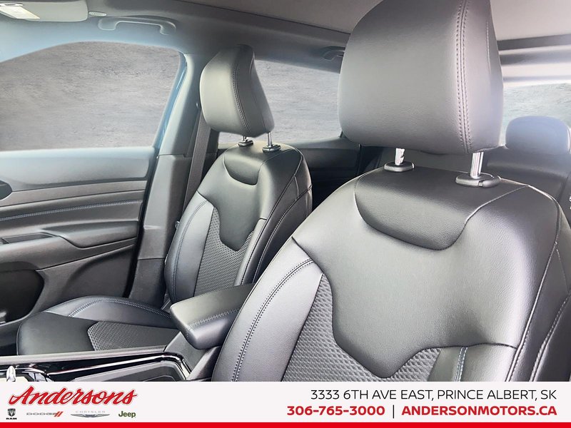 2026 Jeep Compass NORTH Altitude Special Edition / Dual-Pane Panoramic Sunroof / 10.1-Inch Uconnect NAV