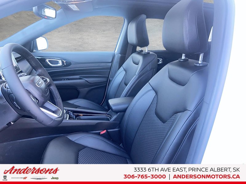 2026 Jeep Compass NORTH Altitude Special Edition / Dual-Pane Panoramic Sunroof / 10.1-Inch Uconnect NAV