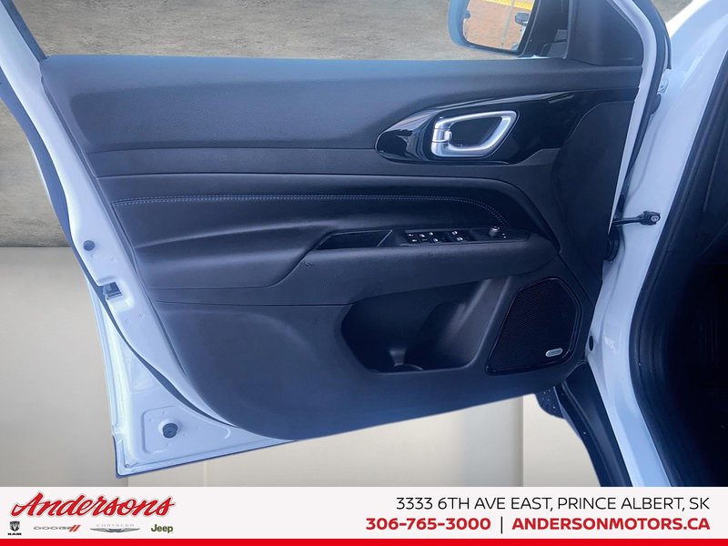 2026 Jeep Compass NORTH Altitude Special Edition / Dual-Pane Panoramic Sunroof / 10.1-Inch Uconnect NAV