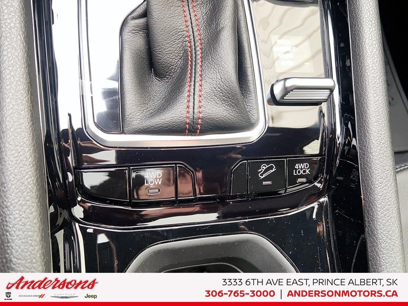 2026 Jeep Compass TRAILHAWK Panoramic Sunroof / Alpine Stereo / Trailer Tow Group