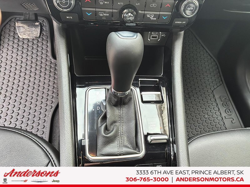 2026 Jeep Compass NORTH Altitude Special Edition / 10.1-Inch Uconnect NAV