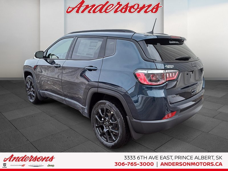 2026 Jeep Compass NORTH Altitude Special Edition / 10.1-Inch Uconnect NAV