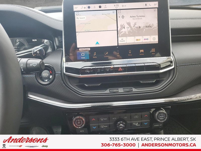 2026 Jeep Compass NORTH Altitude Special Edition / 10.1-Inch Uconnect NAV