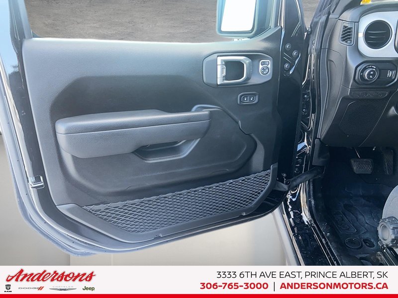 2026 Jeep Gladiator Willys 3.6L Pentastar V6 / Crew Cab / Class IV Hitch / Off-Road Plus