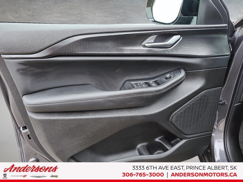 2025 Jeep Grand Cherokee L ALTITUDE Altitude Package / Trailer Tow / Heated Seats & Steering