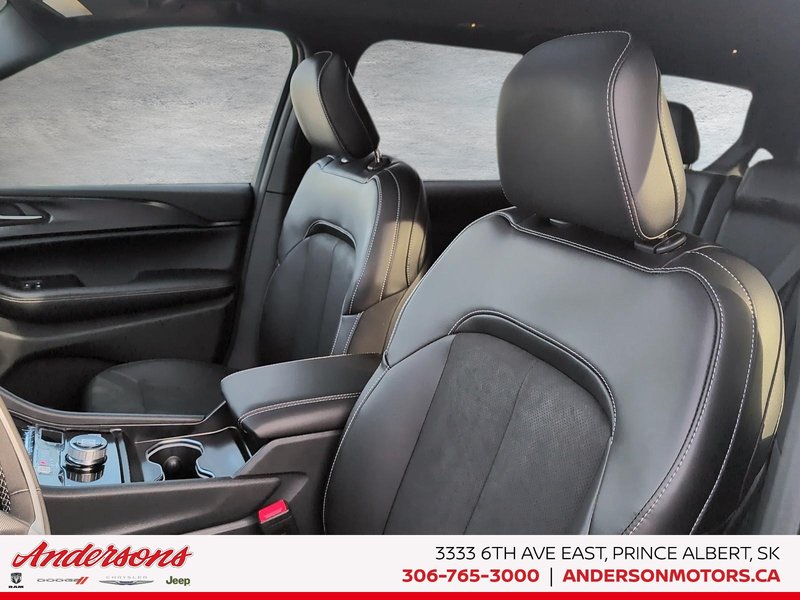 2025 Jeep Grand Cherokee L ALTITUDE Altitude Package / Trailer Tow / Heated Seats & Steering