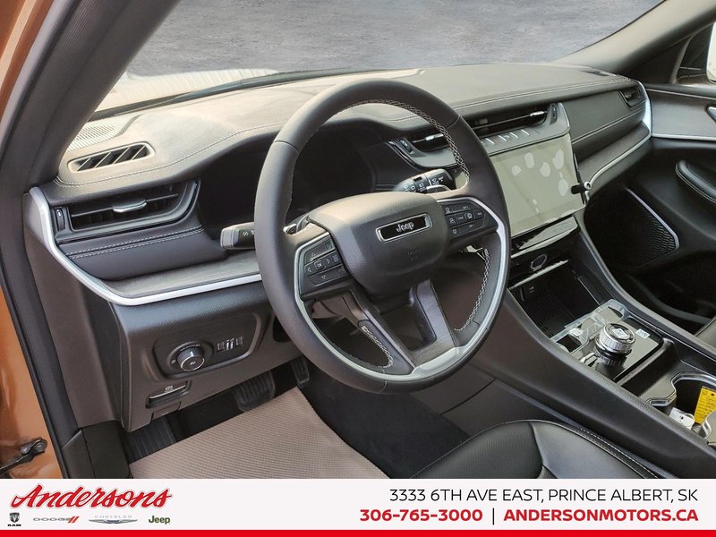 2026 Jeep Grand Cherokee L LIMITED 2.0L Turbo / 506-watt nine-speaker audio / Panoramic Roof
