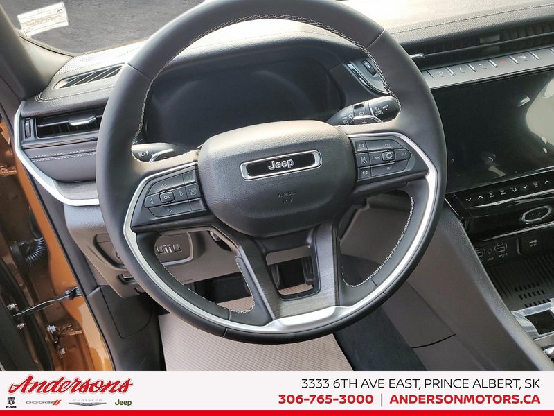 2026 Jeep Grand Cherokee L LIMITED 2.0L Turbo / 506-watt nine-speaker audio / Panoramic Roof