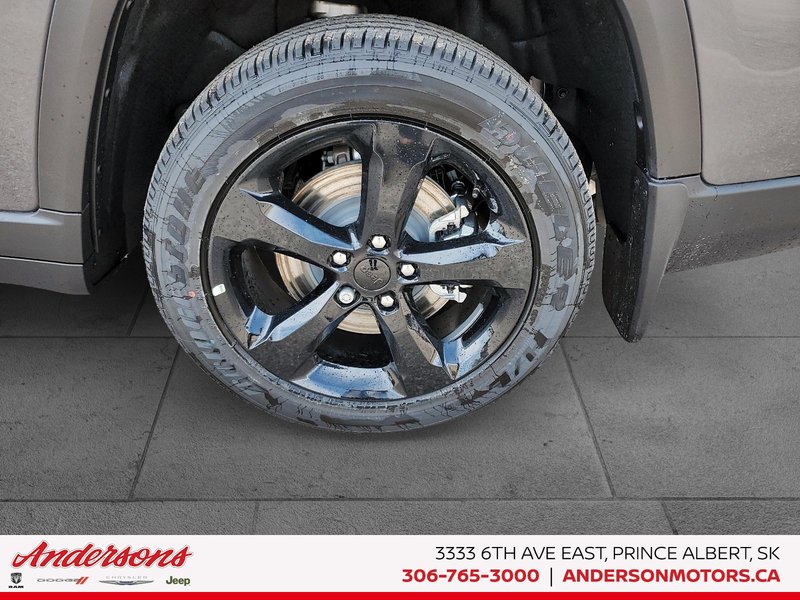 2026 Jeep Grand Cherokee L ALTITUDE Three Rows / Wireless Charging / ParkSense
