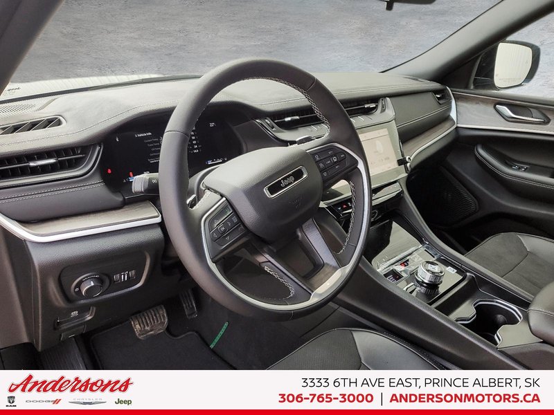 2026 Jeep Grand Cherokee L ALTITUDE Three Rows / Wireless Charging / ParkSense