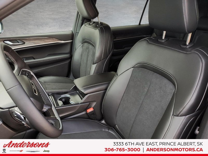 2026 Jeep Grand Cherokee L ALTITUDE Three Rows / Wireless Charging / ParkSense