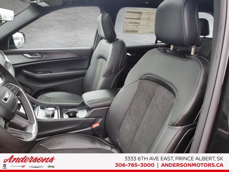 2025 Jeep Grand Cherokee LAREDO ALTITUDE Altitude Package / Trailer Tow / Power Sunroof