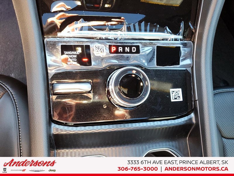 2025 Jeep Grand Cherokee LIMITED Luxury Tech Group / Black Appearance / Panoramic Sunroof