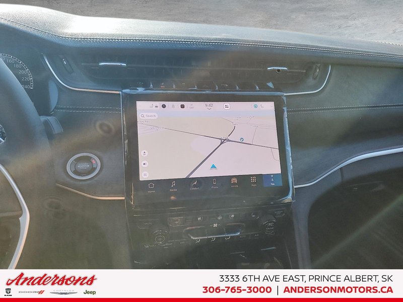 2025 Jeep Grand Cherokee LIMITED Luxury Tech Group / Black Appearance / Panoramic Sunroof