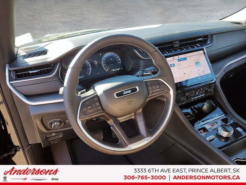 2025 Jeep Grand Cherokee LIMITED Luxury Tech Group / Black Appearance / Panoramic Sunroof