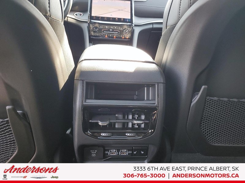 2025 Jeep Grand Cherokee LIMITED Luxury Tech Group / Black Appearance / Panoramic Sunroof