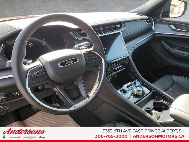 2025 Jeep Grand Cherokee LIMITED Luxury Tech Group / Black Appearance / Panoramic Sunroof