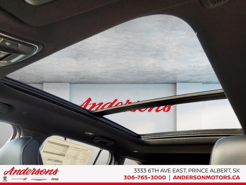 2025 Jeep Grand Cherokee LIMITED Luxury Tech Group / Black Appearance / Panoramic Sunroof