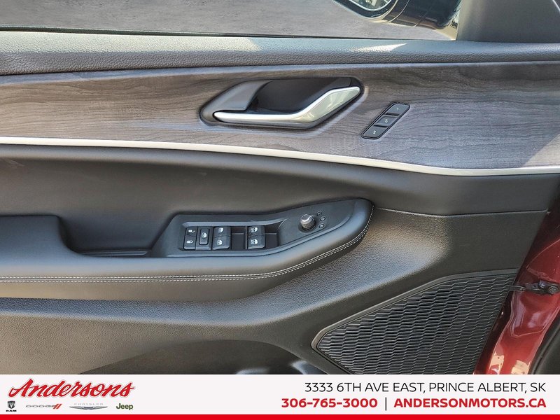 2025 Jeep Grand Cherokee LIMITED Luxury Tech Group / Black Appearance / Panoramic Sunroof