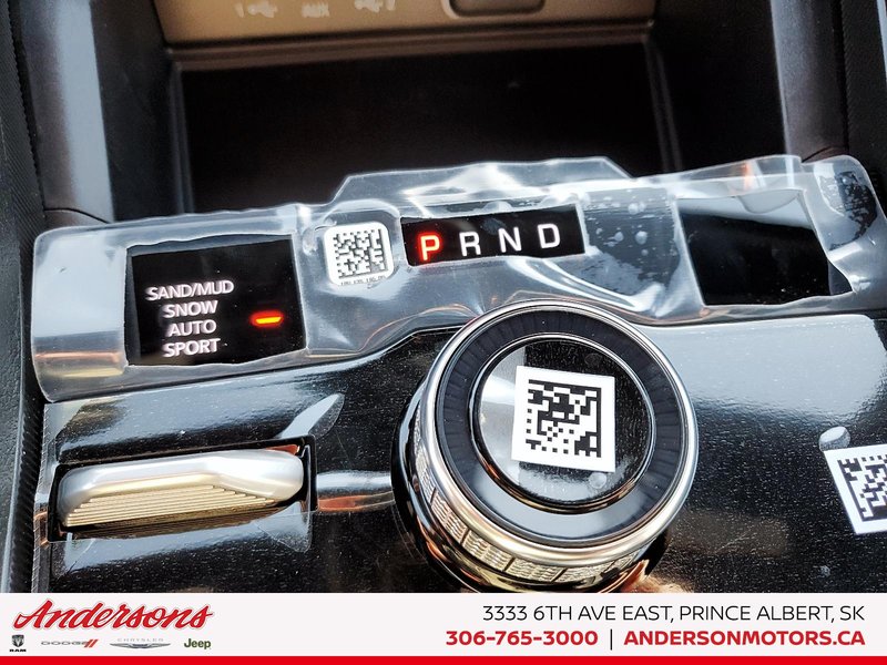 2025 Jeep Grand Cherokee LIMITED Luxury Tech Group / Black Appearance / Panoramic Sunroof