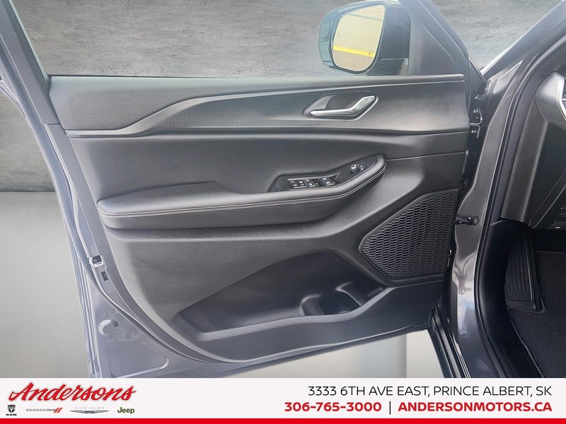 2025 Jeep Grand Cherokee LAREDO ALTITUDE Altitude Package / Trailer Tow / Wireless Charging