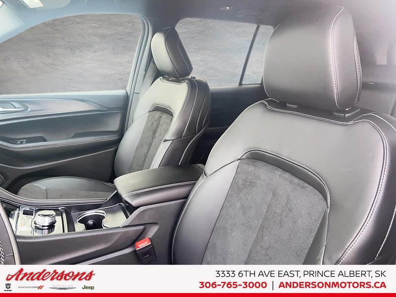 2025 Jeep Grand Cherokee LAREDO ALTITUDE Altitude Package / Trailer Tow / Wireless Charging