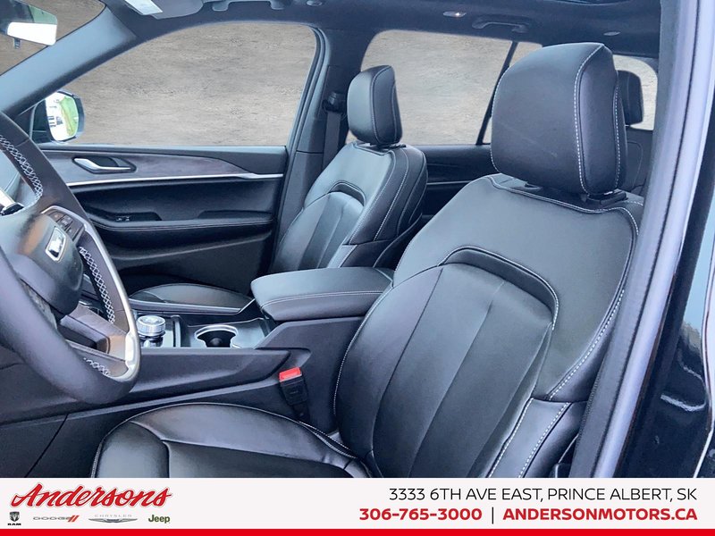 2025 Jeep Grand Cherokee LIMITED Black Appearance / Panoramic Sunroof / Trailer Tow