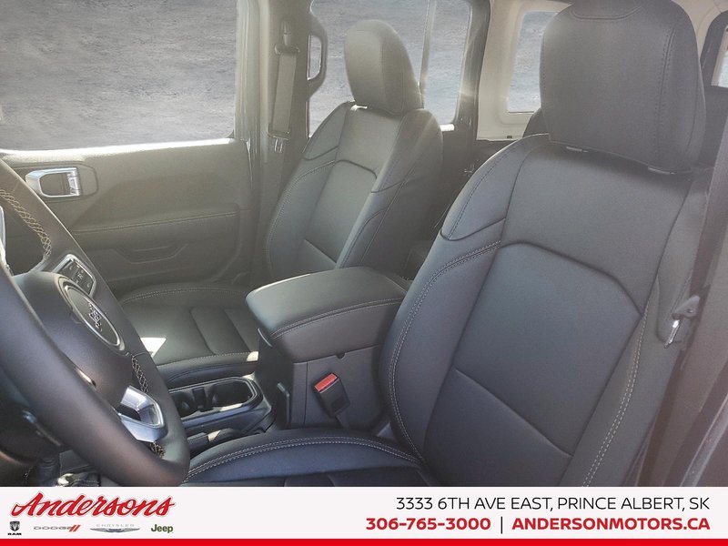 2025 Jeep WRANGLER 4-Door SAHARA Advanced Cruise Control / Power Leather Seats / All-Terrain Tires