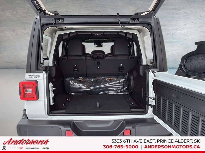 2026 Jeep Wrangler 4-Door SAHARA Side Steps / Leather / Uconnect 5 NAV w/12.3–inch display