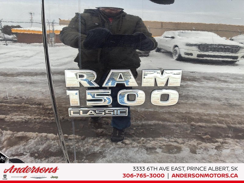 2023 Ram 1500 Classic Express 3.6L Pentastar V6 / Crew Cab / Heated Seats & Wheel / Class IV Hitch
